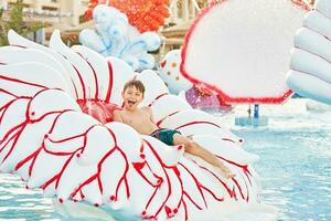 immagine di giovane ragazzo giocando nel all'aperto acqua parco foto