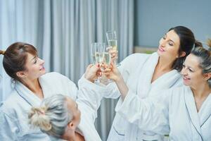 ragazze con vino a terme festa nel il Hotel foto