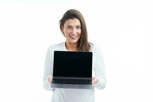 isolato immagine di brunetta donna su bianca sfondo con computer foto