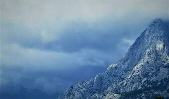 montagna picco con nuvole foto