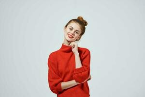 bella donna nel un' rosso maglione attraente Guarda foto