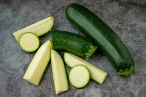 fresco affettato zucchine su un' nero sfondo foto