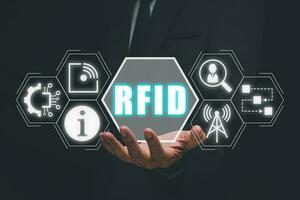 RFID, Radio frequenza identificazione concetto, uomo d'affari mano Tenere Radio frequenza identificazione icona su virtuale schermo. foto