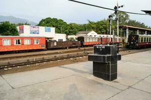 calca, India, marzo 16 2023 - Visualizza di giocattolo treno ferrovia brani a partire dal il mezzo durante giorno vicino calca ferrovia stazione nel India, giocattolo treno traccia Visualizza, indiano ferrovia giunzione, pesante industria foto