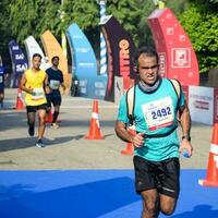 nuovo delhi, India - aprile 16 2023 - vedanta delhi metà maratona gara dopo covid nel quale maratona partecipanti di per attraversare il finire linea, delhi metà maratona 2022 foto