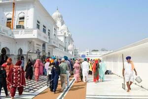 amritsar, India - febbraio 26 2023 - non identificato devoti a partire dal vario parti a d'oro tempio - armandir sahib nel amritsar, punjab, India, famoso indiano sikh punto di riferimento, d'oro tempio foto