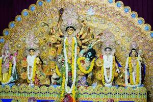 dea durga con aspetto tradizionale in vista ravvicinata in un sud kolkata durga puja, durga puja idol, un più grande festival navratri indù in india foto