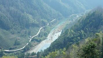 il montagne e valle Visualizza con il fiume in esecuzione attraverso loro nel primavera foto