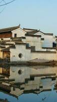 il bellissimo tradizionale Cinese villaggio Visualizza con il classico architettura e fresco verde alberi come sfondo foto