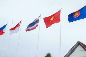 il bandiere di associazione di sud-est asiatico nazioni il chiaro blu cielo. foto