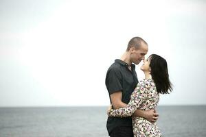 romantico giovane coppia nel amore su il spiaggia foto