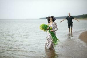 romantico giovane coppia nel amore su il spiaggia foto