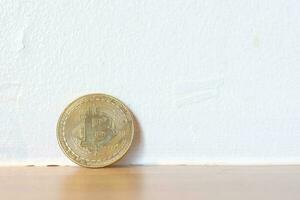 vicino su di bitcoin su il di legno tavolo sfondo. criptovaluta commercio concetto foto