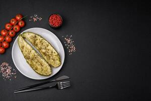 delizioso zucchine tagliare in Due metà al forno con sale, spezie e erbe aromatiche foto