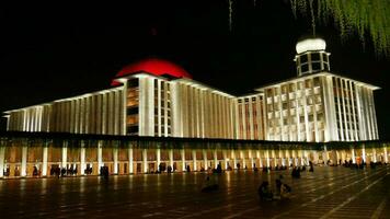 Istiqlal moschea a notte foto