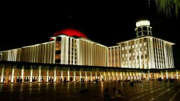 Istiqlal moschea a notte foto