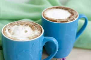 cappuccino caffè nel bellissimo blu tazze. primavera umore con un' tazza di caffè. foto