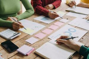 di brainstorming collaborazione e riuscito associazione analisi di giovane attività commerciale asiatico persone Lavorando nel un ufficio spazio di lavoro foto