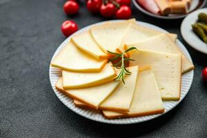 formaggio raclette pasto merenda aperitivo fresco cibo su il tavolo copia spazio cibo sfondo rustico superiore Visualizza foto