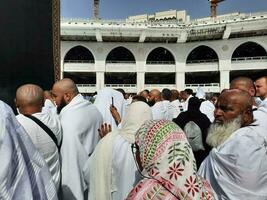 Mecca, Arabia arabia, aprile 2023 - pellegrini a partire dal tutti al di sopra di il mondo siamo presente nel il cortile di Masjid al-haram per tawaf. foto