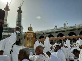 Mecca, Arabia arabia, aprile 2023 - pellegrini a partire dal tutti al di sopra di il mondo siamo presente nel il cortile di Masjid al-haram per tawaf. foto