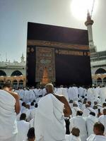 Mecca, Arabia arabia, aprile 2023 - pellegrini a partire dal tutti al di sopra di il mondo siamo presente nel il cortile di Masjid al-haram per tawaf. foto