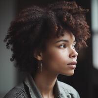 un' nero donne con un' naturale acconciatura ai generato foto