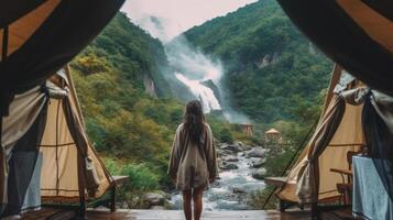 ragazza viaggi attraverso il montagne glamping. illustrazione ai generativo foto