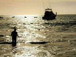 un' nave su il mare foto