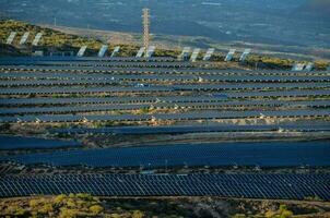 un' campo con solare pannello foto