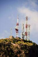 Radio antenne su il collina foto