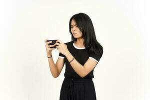 giocando mobile gioco su smartphone di bellissimo asiatico donna isolato su bianca sfondo foto