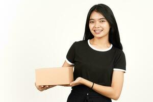 Tenere pacchetto scatola o cartone scatola di bellissimo asiatico donna isolato su bianca sfondo foto