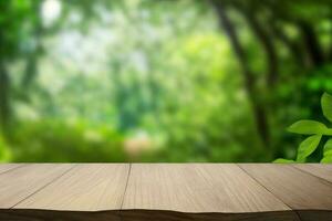 vuoto rustico di legno tavolo sfocato verde lussureggiante fogliame sfondo Prodotto Schermo ai generato foto