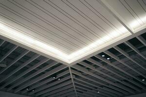 moderno interno leggero soffitto bianca design costruzione sfondo. guidato lampada soffitto interno ufficio camera nel architettura sala costruzione. foto