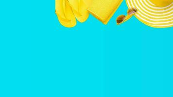 giallo spiaggia Accessori su turchese blu sfondo - occhiali da sole, asciugamano. infradito e a strisce cappello. estate è In arrivo concetto con copia spazio. vacanza di il mare concetto. foto