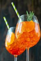 bicchieri di aperol spritz cocktail foto