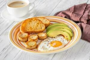 fritte uova con avocado foto