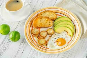 fritte uova con avocado foto