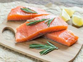 crudo salmone su il di legno tavola foto