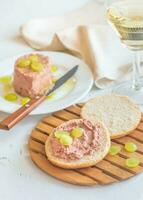 fetta di pane con paté su il di legno tavola foto