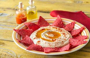 hummus con tortilla patatine fritte foto