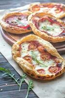 mini pizze su il di legno tavola foto