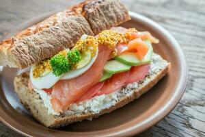 panino con salmone, avocado e uova foto