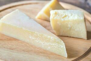 grana padano formaggio su il di legno tavola foto