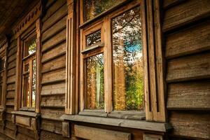 vecchio di legno Casa nel il foresta foto