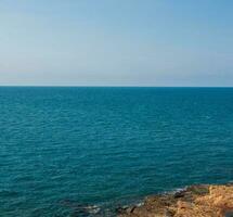 paesaggio estate vista frontale panorama tropicale spiaggia roccia blu cielo bianca sabbia sfondo calma natura oceano bellissimo onda schianto spruzzi acqua viaggio khao impara ya nazionale parco est Tailandia esotico foto