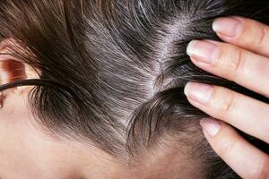 vicino su di femmina capelli con grigio capelli foto