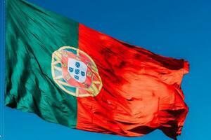 Portogallo bandiera isolato su il blu cielo agitando nel il vento foto