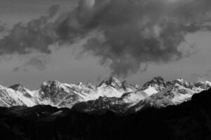 panorama di montagne di brembana valle nord Italia foto